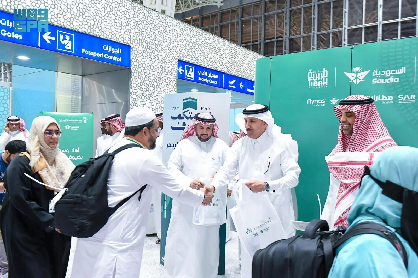 الداخلية السعودية: 100 ألف ريال غرامة بحق كل من يقوم بنقل حاملي تأشيرات الزيارة إلى مكة الداخلية السعودية: 100 ألف ريال غرامة بحق كل من يقوم بنقل حاملي تأشيرات الزيارة إلى مكة