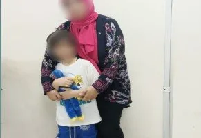 «الداخلية» تعيد طفلا لأحضان والدته بعد اختطافه على يد أسرة زوجها