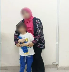 «الداخلية» تعيد طفلا لأحضان والدته بعد اختطافه على يد أسرة زوجها «الداخلية» تعيد طفلا لأحضان والدته بعد اختطافه على يد أسرة زوجها