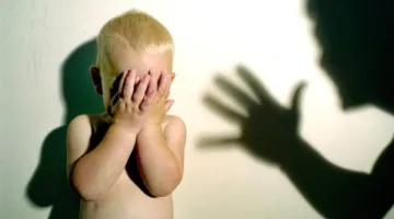 الداخلية تفحص فيديوهات اعتداء أب على زوجته وطفلته