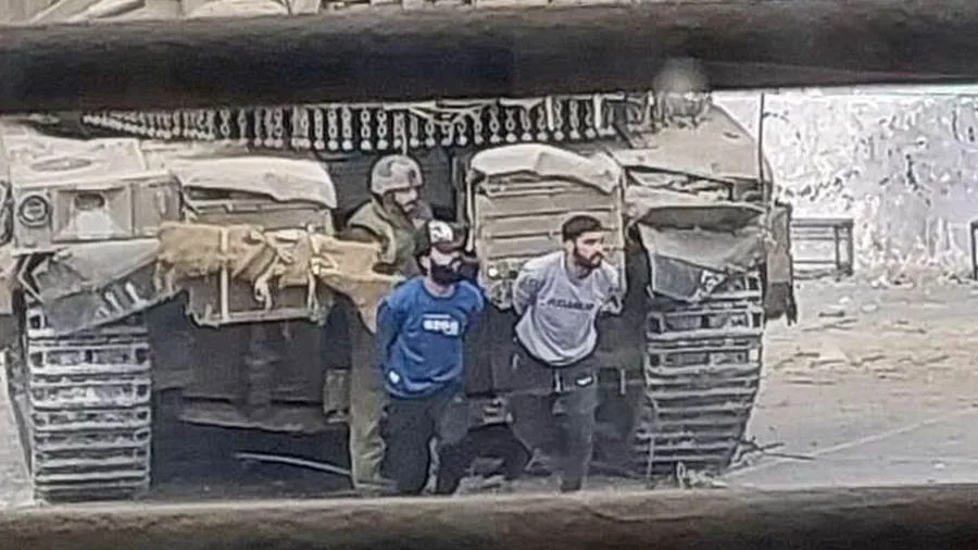 “الدبابير” و”البعوض”: شهادات جديدة تبرز استعمال الاحتلال للفلسطينيين كدروع بشرية “الدبابير” و”البعوض”: شهادات جديدة تبرز استعمال الاحتلال للفلسطينيين كدروع بشرية
