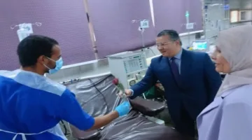 الدخاخني يهدي الزهور لفرق التمريض بمستشفيات جامعة بنها احتفالًا باليوم العالمي للتمريض.