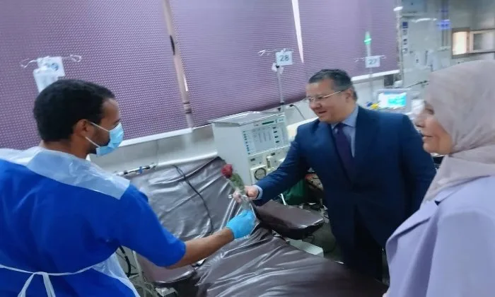 الدخاخني يهدي الزهور لفرق التمريض بمستشفيات جامعة بنها احتفالًا باليوم العالمي للتمريض. الدخاخني يهدي الزهور لفرق التمريض بمستشفيات جامعة بنها احتفالًا باليوم العالمي للتمريض.