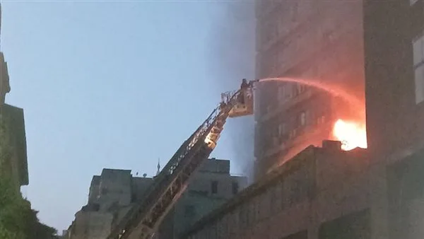 الدفع بخزان مياه وفصل التيار الكهربائي عن بنك شهير للسيطرة على حريق بمحيط وسط البلد الدفع بخزان مياه وفصل التيار الكهربائي عن بنك شهير للسيطرة على حريق بمحيط وسط البلد
