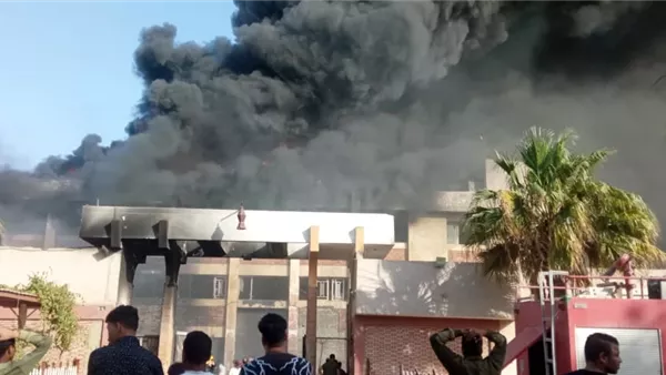 الدفع بـ 14 سيارة إطفاء إلى حريق مصنع البلاستيك فى 6 أكتوبر الدفع بـ 14 سيارة إطفاء إلى حريق مصنع البلاستيك فى 6 أكتوبر