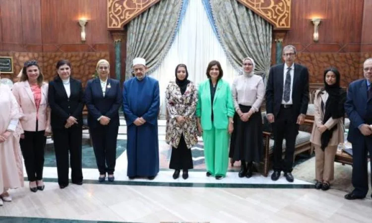 الدكتور أحمد الطيب والمستشارة أمل عمار يناقشان سبل تعزيز دور المرأة