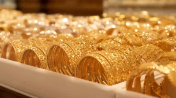 الذهب يصعد 2% مع تراجع الدولار وزيادة الطلب على أصول الملاذ الآمن