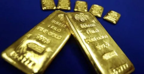 الذهب ينخفض مع تراجع لهجة ترامب تجاه الاتحاد الأوروبي.