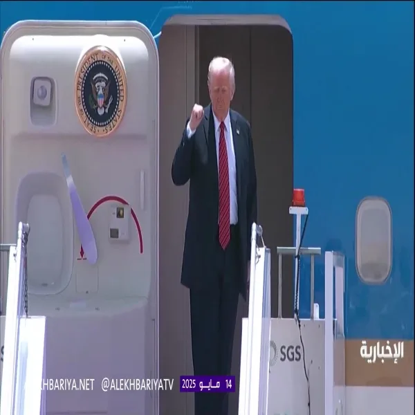 الرئيس الأمريكي يغادر الرياض وولي العهد يتصدر المودعين له الرئيس الأمريكي يغادر الرياض وولي العهد يتصدر المودعين له