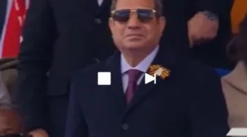 الرئيس السيسي والقادة  يضعون اكليلا من الزهور على قبر الجندي المجهول