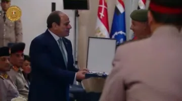 الرئيس السيسي يتسلم وشاح المجلس الدولى للرياضة العسكرية.. فيديو