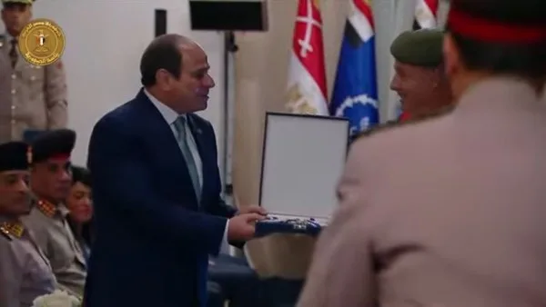 الرئيس السيسي يتسلم وشاح المجلس الدولى للرياضة العسكرية.. فيديو الرئيس السيسي يتسلم وشاح المجلس الدولى للرياضة العسكرية.. فيديو
