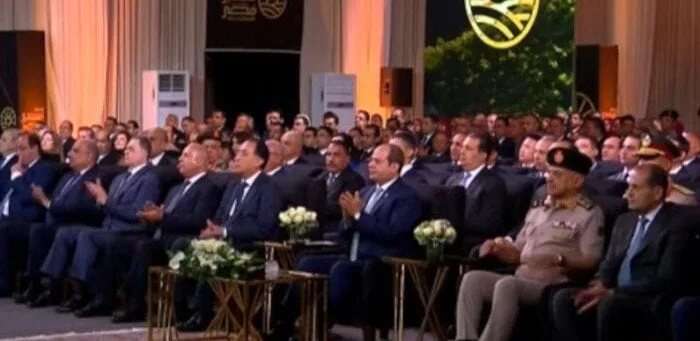 الرئيس السيسي يشارك في عرض عن “مستقبل مصر في مجالي القوة والتنمية” خلال فعاليّات موسم حصاد القمح لعام 2025.