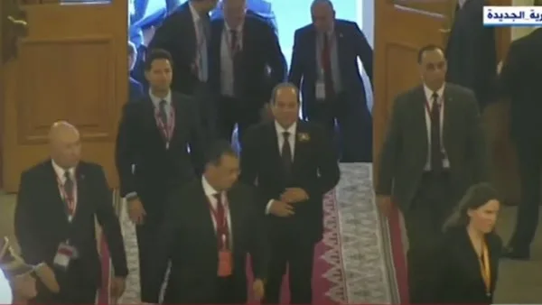الرئيس السيسي يصل الكرملين لحضور حفل عشاء المشاركين في احتفالات عيد النصر الرئيس السيسي يصل الكرملين لحضور حفل عشاء المشاركين في احتفالات عيد النصر
