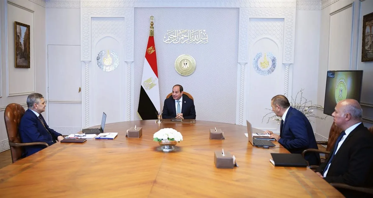 الرئيس السيسي يناقش مع “ربيع” مشاريع تحسين الممر الملاحي في قناة السويس