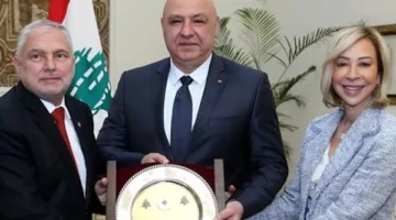 الرئيس اللبناني يتبرع براتبه للصليب الأحمر