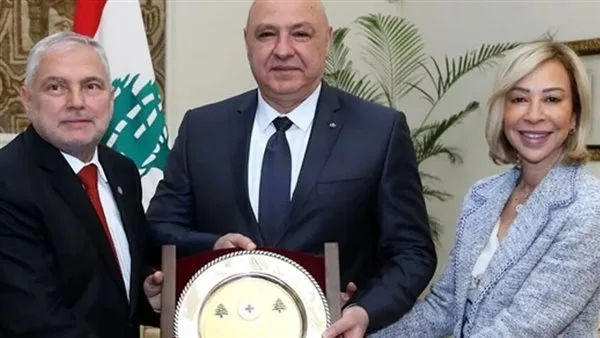 الرئيس اللبناني يتبرع براتبه للصليب الأحمر الرئيس اللبناني يتبرع براتبه للصليب الأحمر