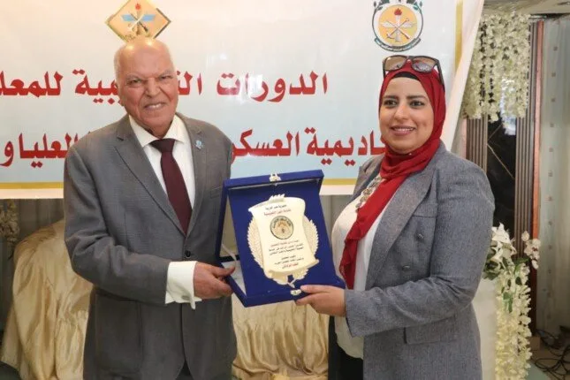 الزناتي يكافئ 5 معلمات ويعلن تكريم شهري للمتميزين الزناتي يكافئ 5 معلمات ويعلن تكريم شهري للمتميزين