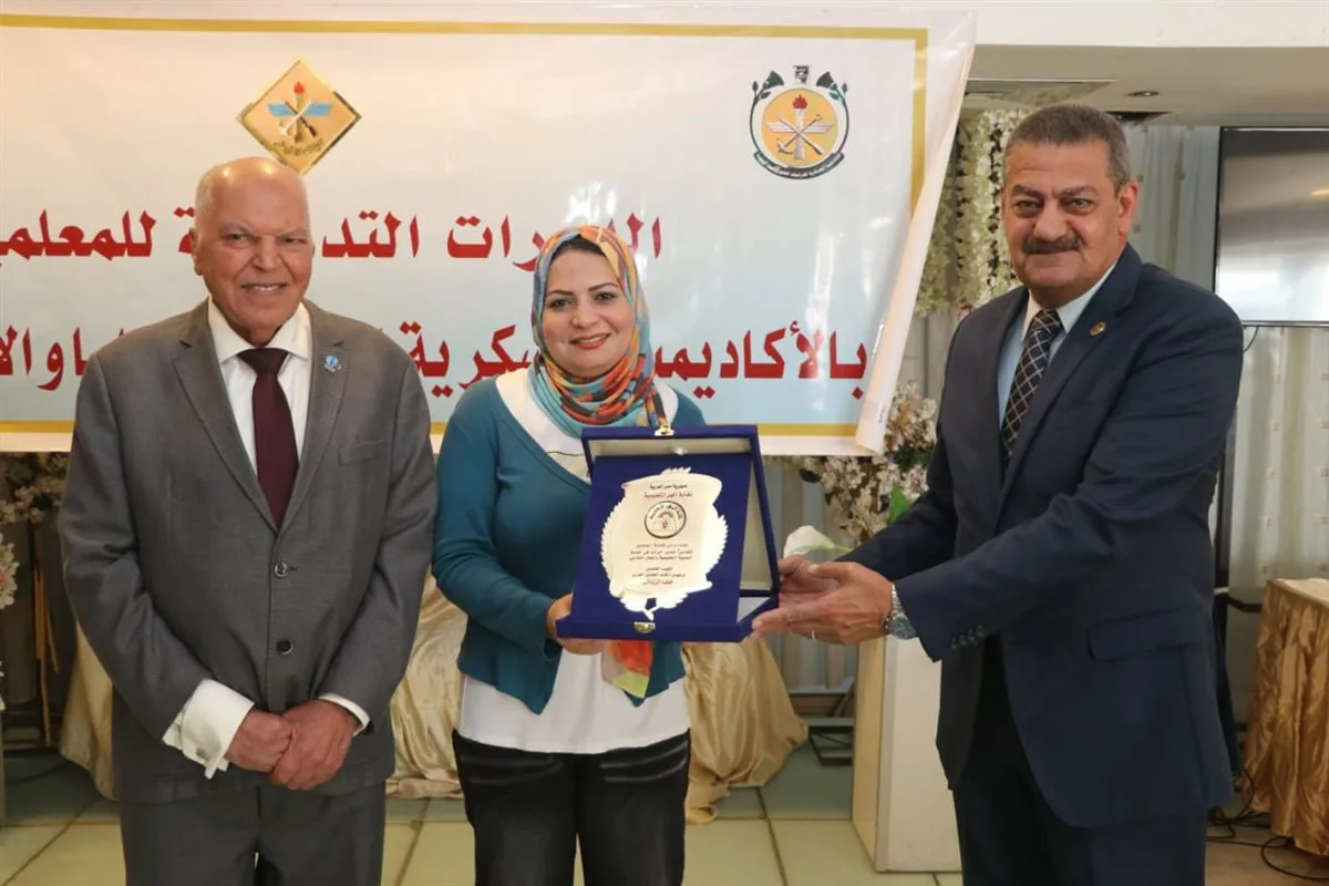 الزناتي يكرم 5 معلمات.. ويعلن تكريم شهري للمتميزين الزناتي يكرم 5 معلمات.. ويعلن تكريم شهري للمتميزين