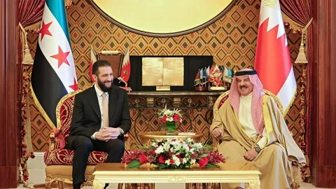 الزيارة الأولى.. الشرع يبحث مع عاهل البحرين في المنامة العلاقات الثنائية والتطورات الإقليمية والأوضاع في سوريا الزيارة الأولى.. الشرع يبحث مع عاهل البحرين في المنامة العلاقات الثنائية والتطورات الإقليمية والأوضاع في سوريا