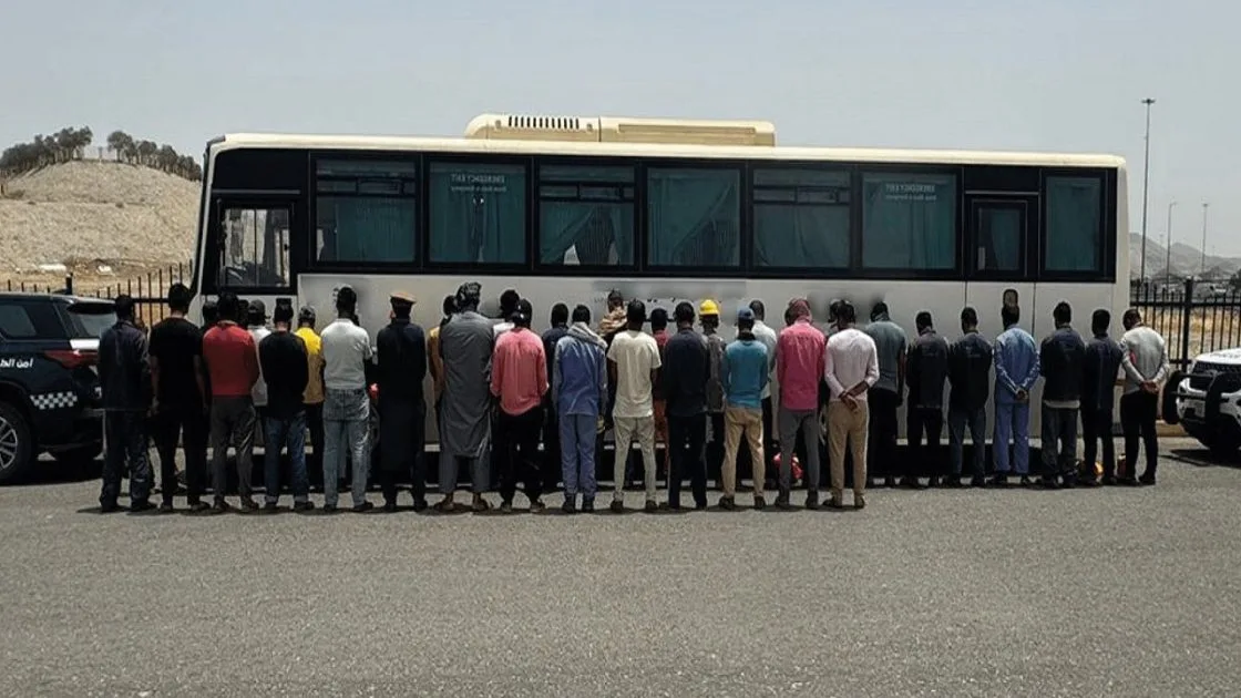 السعودية: ضبط مقيم حاول نقل 35 مخالفا لا يحملون تصريحًا بالحج السعودية: ضبط مقيم حاول نقل 35 مخالفا لا يحملون تصريحًا بالحج