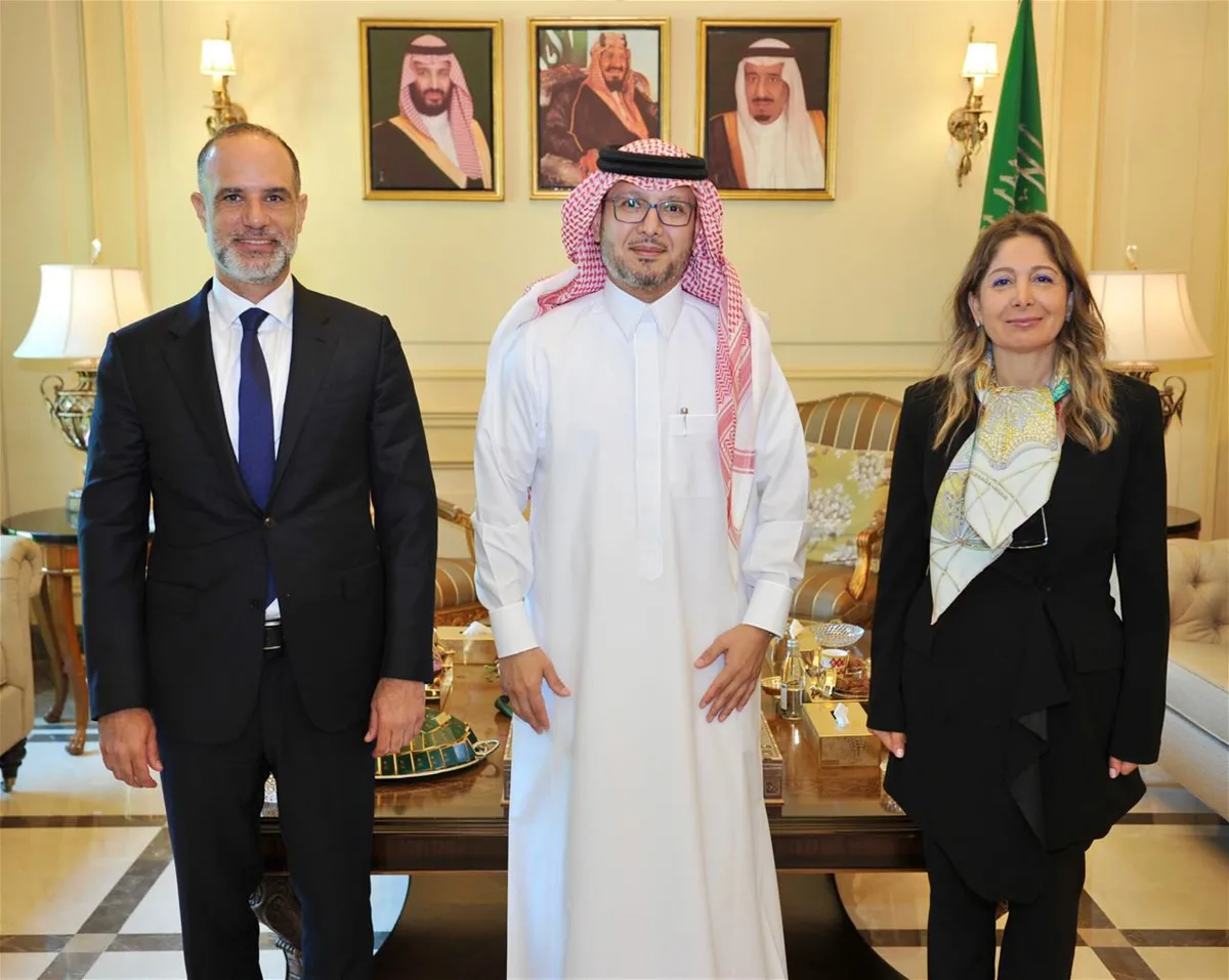 السفير السعودي في لبنان وليد بخاري يلتقي وزير الأشغال.. وتفاصيل المناقشات.