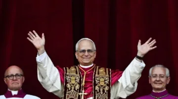 «السلام عليكم ».. بابا الفاتيكان الجديد يبدأ عهده بتحية السلام بعد انتخابه