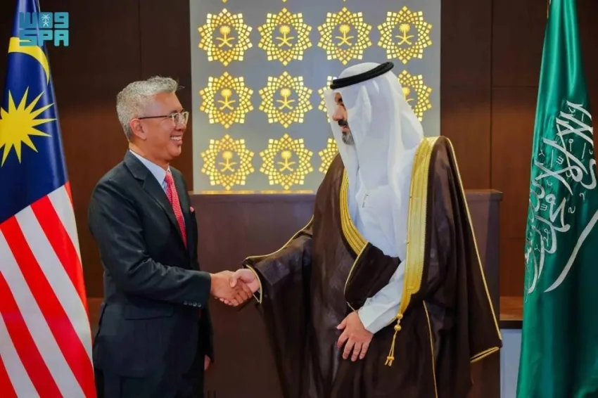 السواحه يبحث مع وزير الاستثمار الماليزي تعزيز التعاون المشترك