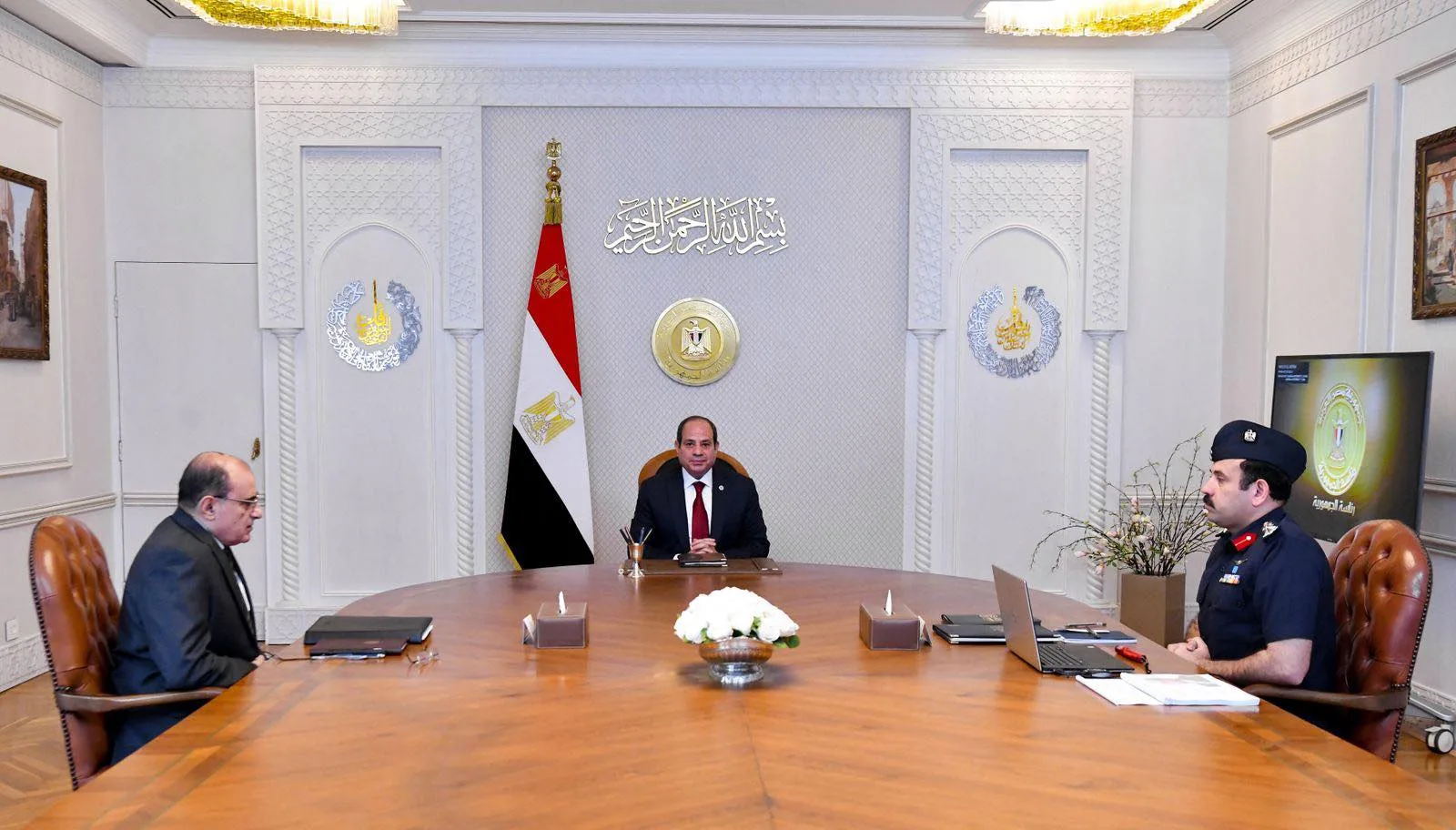 السيسي يشدد على أهمية وجود احتياطيات استراتيجية كافية من السلع الأساسية وزيادة مخزونها. السيسي يشدد على أهمية وجود احتياطيات استراتيجية كافية من السلع الأساسية وزيادة مخزونها.