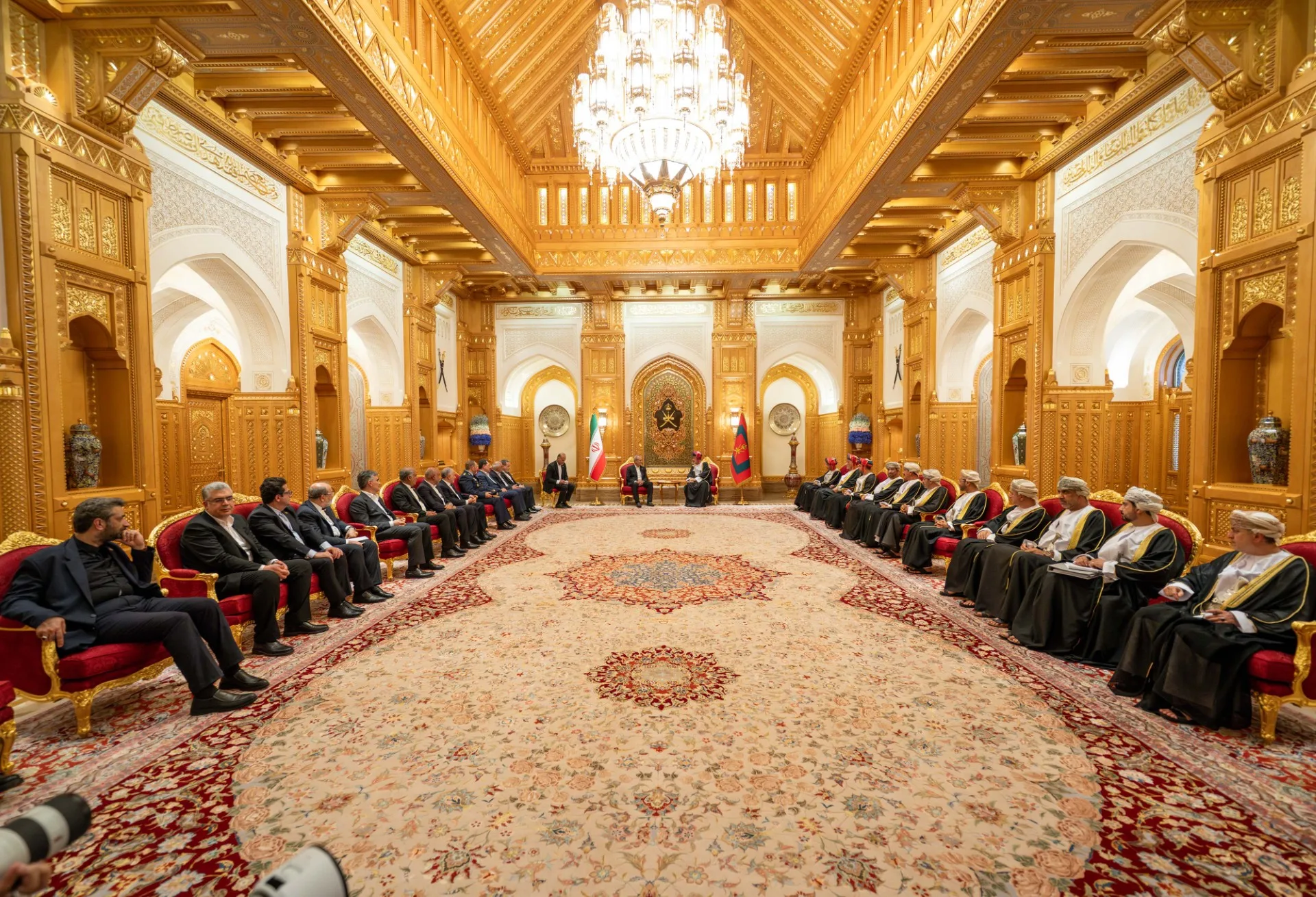 السُّلطان ورئيس إيران يؤكدان أهمية مساهمة القطاع الخاص في تطوير البلدين