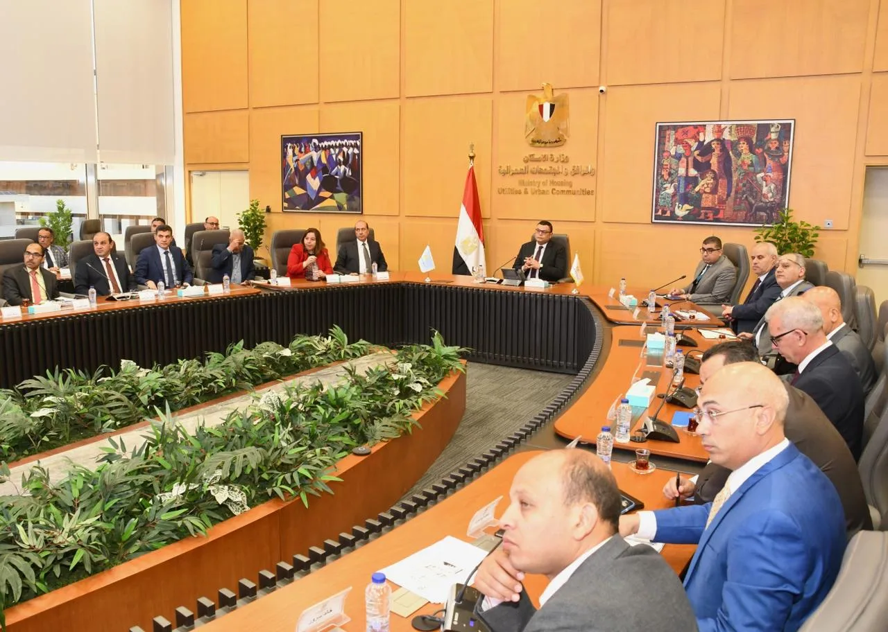 الشربيني يعقد اجتماعه الدوري لمراقبة تقدم المشاريع السكنية في المدن الجديدة.