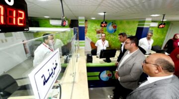 الشربيني يوجه بالتوسع في مراكز خدمة العملاء بالسويس