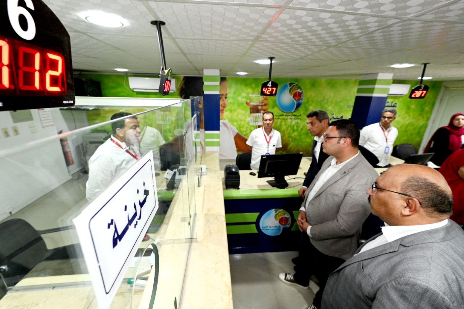 الشربيني يوجه بالتوسع في مراكز خدمة العملاء بالسويس