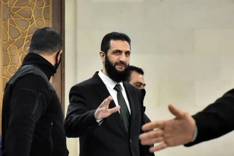 الشرع يزور فرنسا للقاء ماكرون وبحث ملفات “مُعقدة” وعلى رأسها إعادة الإعمار سوريا والاعتداءات الإسرائيلية الشرع يزور فرنسا للقاء ماكرون وبحث ملفات “مُعقدة” وعلى رأسها إعادة الإعمار سوريا والاعتداءات الإسرائيلية