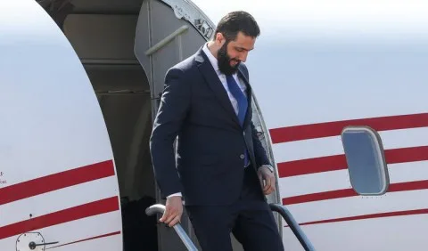 الشرع يصل باريس الشرع يصل باريس