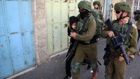 الضفة الغربية: القوات الإسرائيلية تصيب ثلاثة فلسطينيين وت demolish منزلاً وتفجر آخر