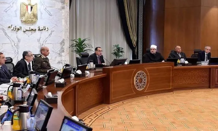 مجلس الوزراء يجتمع أسبوعياً لمناقشة مجموعة من القضايا الهامة مجلس الوزراء يجتمع أسبوعياً لمناقشة مجموعة من القضايا الهامة