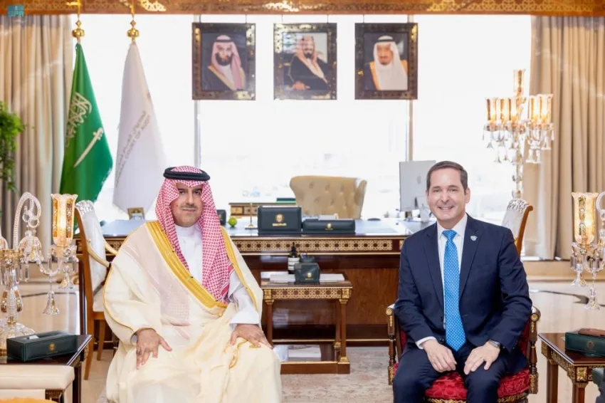العنقري يتباحث مع مدير معهد مراجعة الحسابات حول تعزيز سبل التعاون. العنقري يتباحث مع مدير معهد مراجعة الحسابات حول تعزيز سبل التعاون.