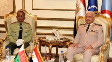 الفريق أول عبد المجيد صقر يجتمع مع وزير دفاع مدغشقر