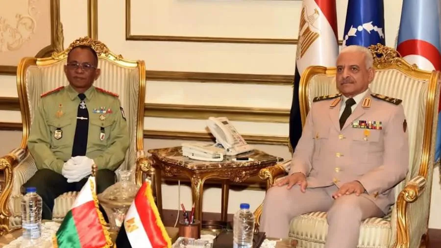 الفريق أول عبد المجيد صقر يجتمع مع وزير دفاع مدغشقر الفريق أول عبد المجيد صقر يجتمع مع وزير دفاع مدغشقر