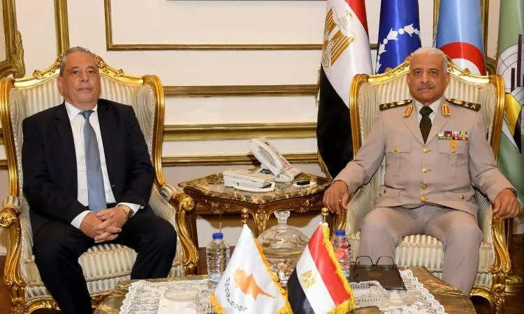 الفريق أول عبدالمجيد صقر يبحث سبل التعاون العسكري مع وزير الدفاع القبرصي الفريق أول عبدالمجيد صقر يبحث سبل التعاون العسكري مع وزير الدفاع القبرصي