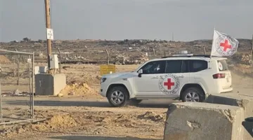 الفصائل الفلسطينية تسلم الجندي الإسرائيلي الأمريكي عيدان ألكسندر إلى الصليب الأحمر