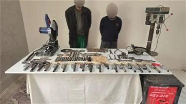 القبض على 4 متهمين أداروا ورشة لتصنيع الأسلحة والاتجار بالمخدرات القبض على 4 متهمين أداروا ورشة لتصنيع الأسلحة والاتجار بالمخدرات