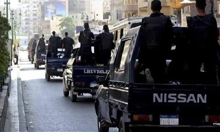 القبض على شخص ظهر في فيديو يتجول بسلاح أبيض ووجهه مغطى بالدماء في شوارع السنبلاوين