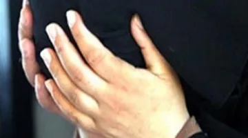 القبض على فتاة لسرقتها مسدس قاضٍ مرخص في الشيخ زايد