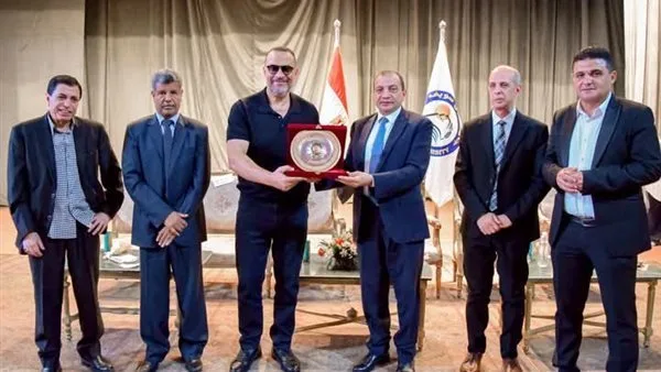 القصة الكاملة لظهور ماجد المصري في جامعة بني سويف: “يا صقر يا صقر” يلهب الأجواء في القاعة