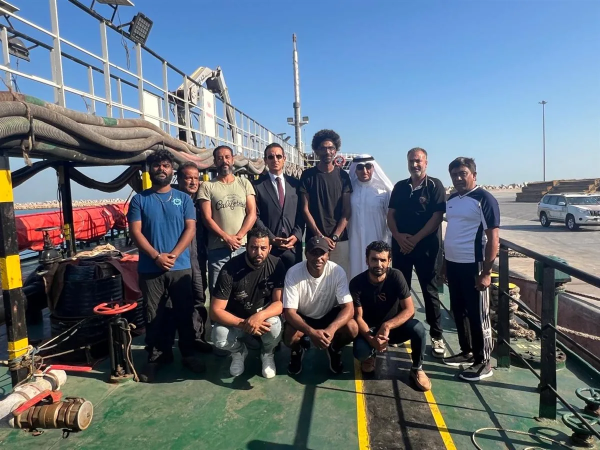 القنصلية المصرية بدبي تلتقي طاقم "البحارة المصريين" على متن السفينة Petro1 القنصلية المصرية بدبي تلتقي طاقم "البحارة المصريين" على متن السفينة Petro1