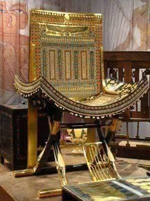الكرسي الملكي لتوت عنخ آمون: تحفة مذهلة في المتحف المصري الكبير