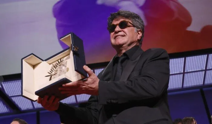 المخرج الإيراني جعفر بناهي يفوز بجائزة السعفة الذهبية في مهرجان كان السينمائي. المخرج الإيراني جعفر بناهي يفوز بجائزة السعفة الذهبية في مهرجان كان السينمائي.