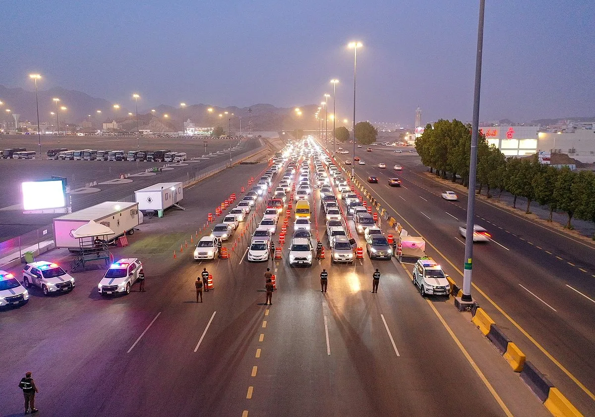 المرور يبدأ تنفيذ إجراءات منع دخول المركبات المخالفة إلى مداخل مدينة مكة المرور يبدأ تنفيذ إجراءات منع دخول المركبات المخالفة إلى مداخل مدينة مكة